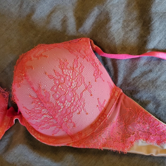Victoria's secret Bombshell Bra - Picture 2 of 3